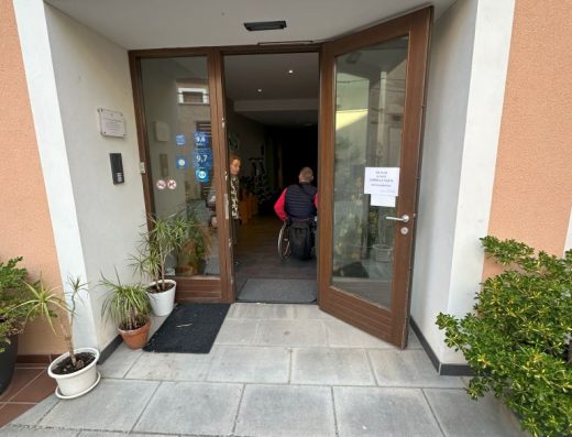 Imagen de la puerta de entrada al edificio.