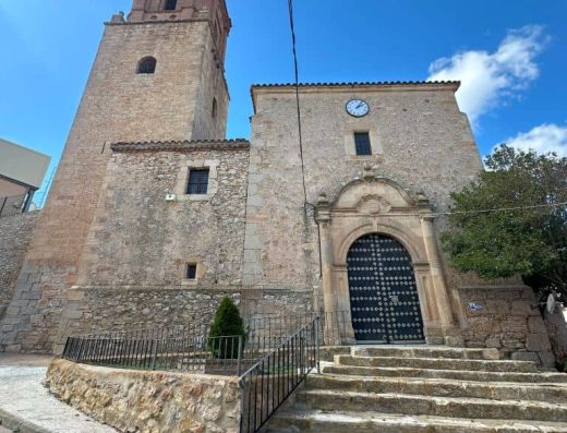 Imagen de la fachada de entrada con acceso por escalones.