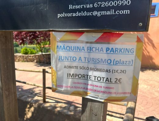 Imagen de un cartel informativo del parking indicando donde que la máquina expendedora está junto a la oficina de turismo y el importe total es de 2€.