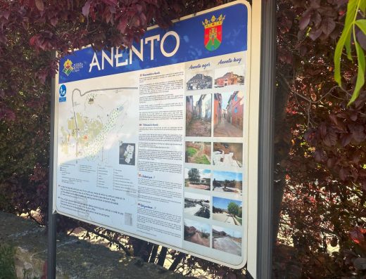 Imagen de un cartel informativo de Anento.