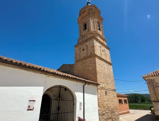 Imagen panorámica exterior de la iglesia.