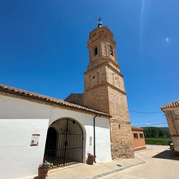Imagen panorámica exterior de la iglesia.
