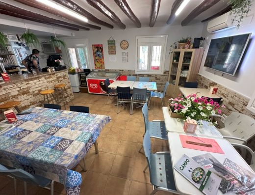 Imagen del interior del bar con espacio limitado por la colocación de varias mesas.