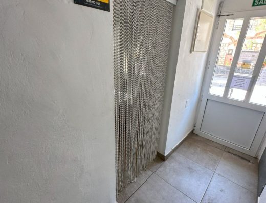 Imagen del pasillo de acceso al bar.