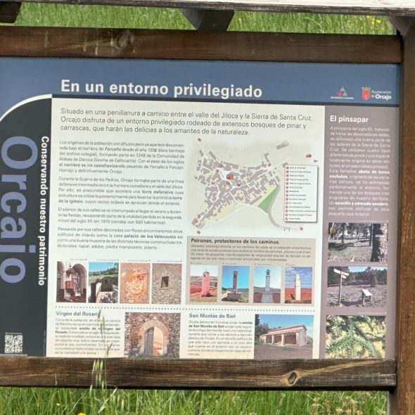 Imagen de un panel informativo de Orcajo.