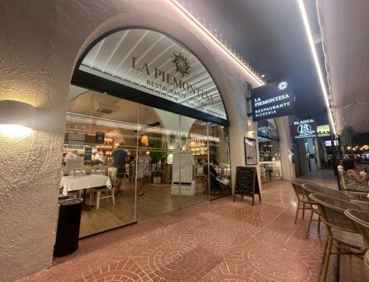 Imagen de la entrada a cota cero con puerta de cristal.