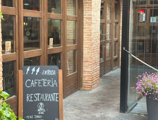 Imagen de un cartel que indica el acceso a la cafetería y al bar.