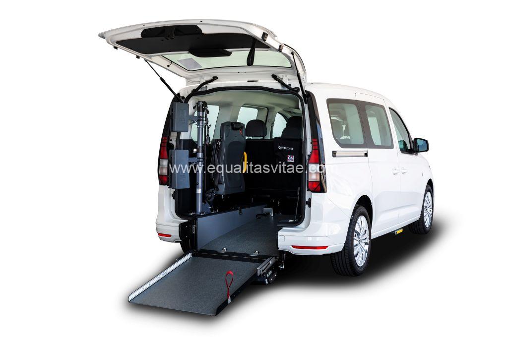 Imagen de la parte posterior del vehículo con rampa de acceso. 