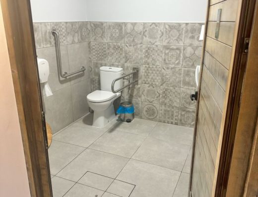 Imagen del interior del aseo adaptado.