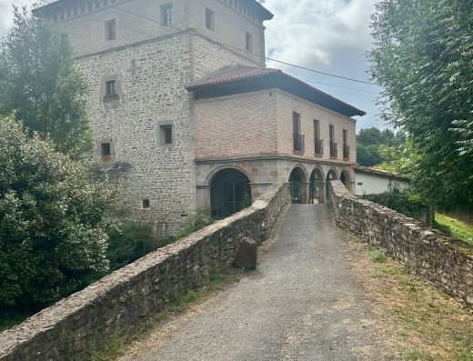 Imagen del puente de piedra que lleva hacia la torre.
