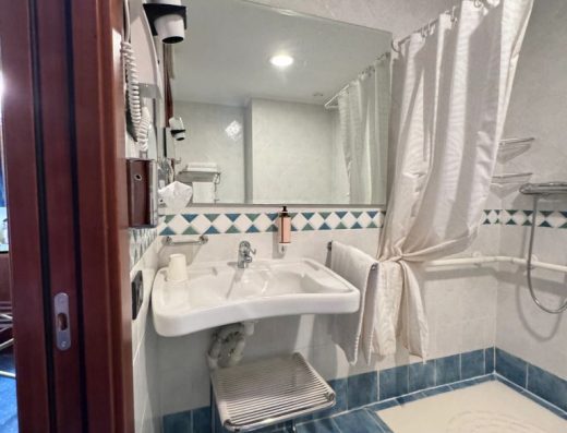 Imagen del lavabo junto a la ducha a cota cero.