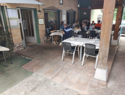 Imagen de acceso a la terraza a través de rampa.
