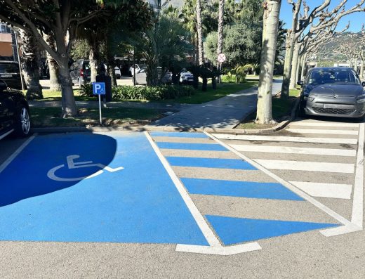 Imagen de plaza de aparcamiento reservada para PMR.