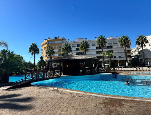 Imagen panorámica de la piscina.
