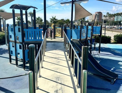 Imagen de la pasarela hacia el barco.