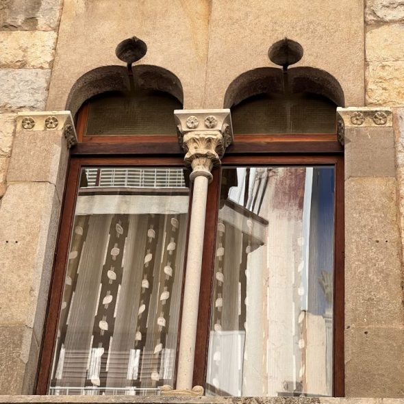 Imagen de dos ventanas con arcos geminados.