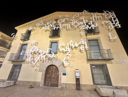 Imagen de la fachada de la casa con cubierta a dos aguas, puerta de entrada con dovelas y letras .