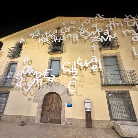 Imagen de la fachada de la casa con cubierta a dos aguas, puerta de entrada con dovelas y letras .