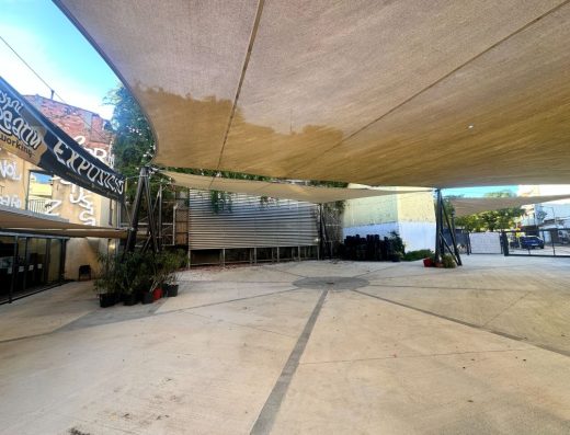 Imagen de la terraza exterior cubierta con un alona.