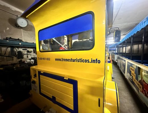 Imagen de la parte posterior de un tren con la web de la empresa www.trenesturisticos.info