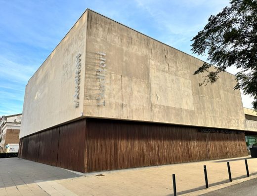 Imagen panorámica del edificio del auditorio con forma de una gran caja.