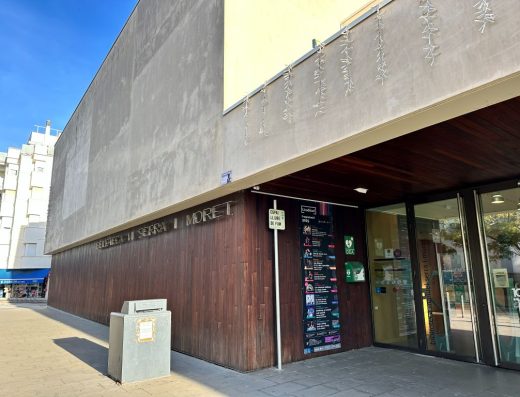 Imagen de la entrada al auditorio a cota cero y puerta de crista.