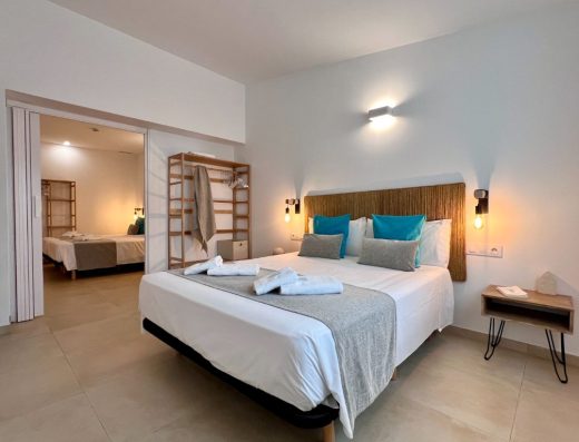Imagen de una habitación con cama de matrimonio.