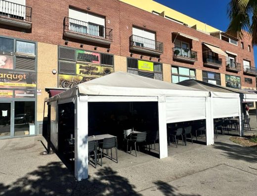 Imagen de la terraza exterior cubierta.