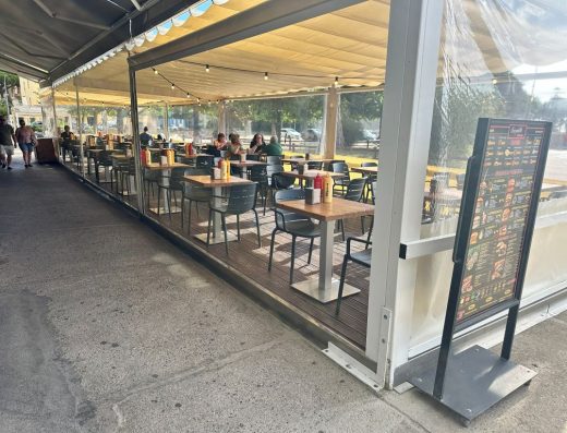 Imagen de la terraza exterior con peldaño para acceder a ella.