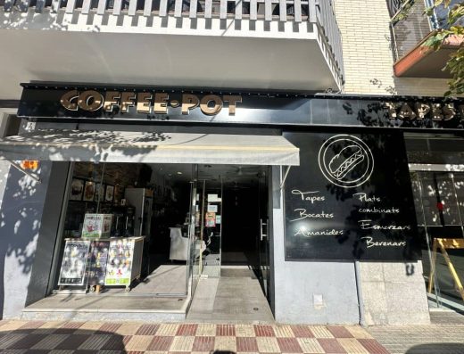 Imagen de la fachada del restaurante con rampa de acceso.