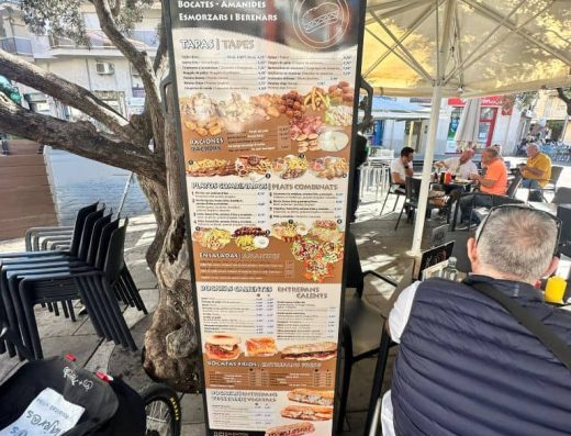 Imagen de un panel en la terraza con la carta del restaurante.