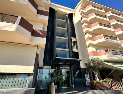 Imagen de la fachada de hotel con acceso a través de escaleras y rampa.