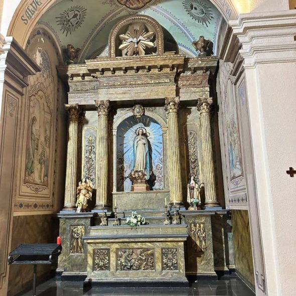Imagen del retablo de la iglesia.