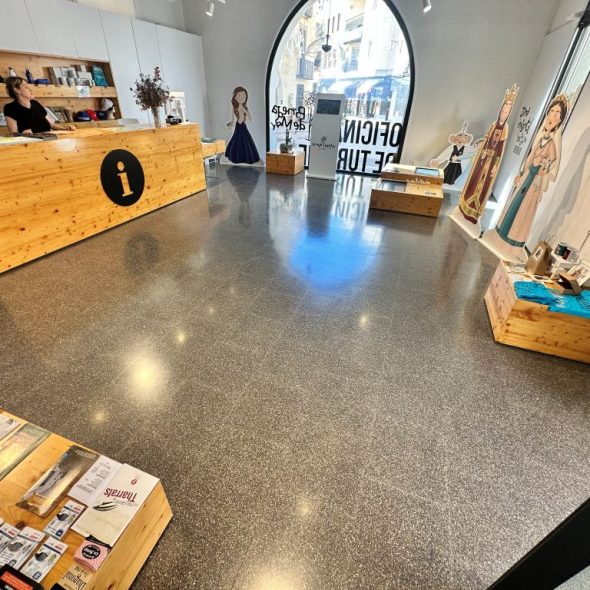 Imagen del interior de la oficina de turismo.