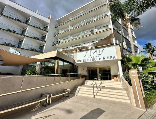 Imagen de la entrada al hotel con escalones y rampa lateral.