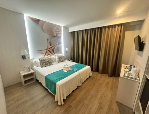 Imagen del interior de una habitación con cama de matrimonio.