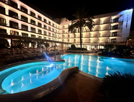 Imagen nocturna de la zona de la piscina.