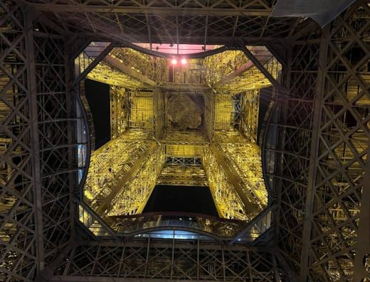 Imagen de la Torre Eiffel desde su base.