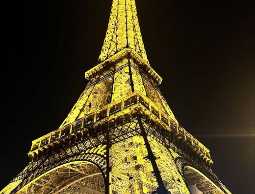Imagen de la Torre Eiffel iluminada.