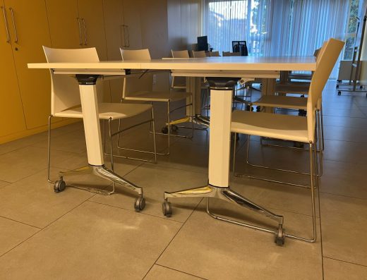 Imagen de unas mesas y sillas tipo oficina.