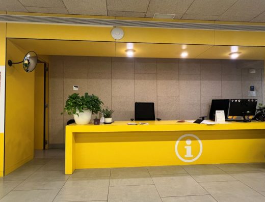 Imagen del mostrador de la recepción.