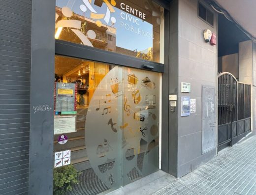 Imagen de la entrada al centro cívico con una gran cristalera.