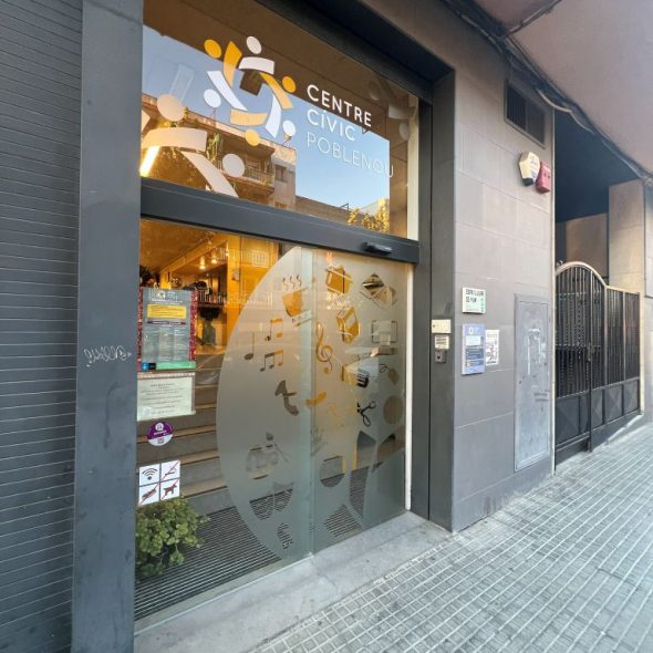 Imagen de la entrada al centro cívico con una gran cristalera.