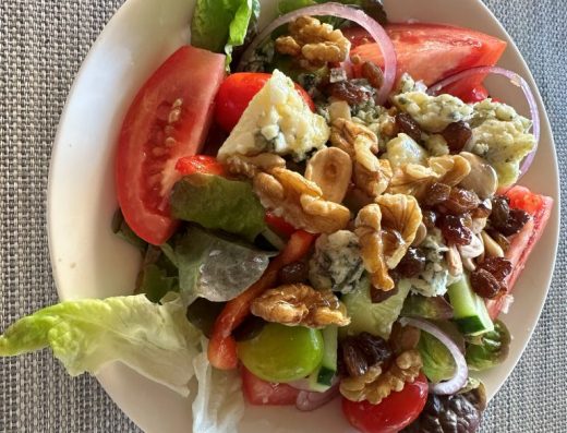 Imagen de una ensalada de verduras y frutos secos.