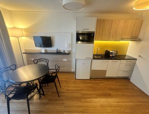 Imagen del interior de la cocina, salón , comedor.