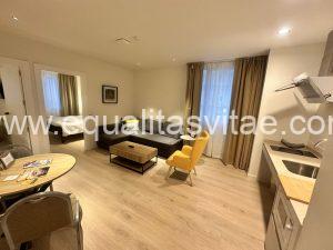 Imagen de salón - cocina - comedor de uno de los apartamentos.