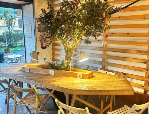 Imagen de una de las mesas del restaurante con un pequeño arból decorado de navidad.