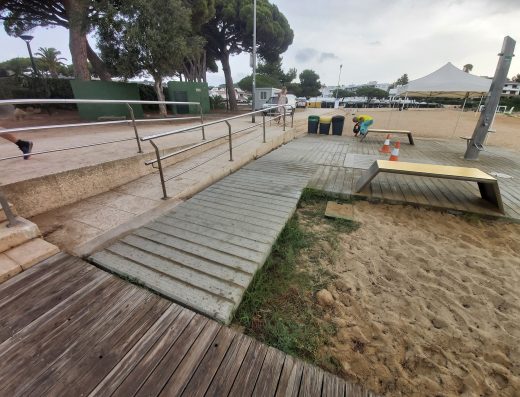 Imagen de una rampa de acceso desde un paseo hasta la playa.