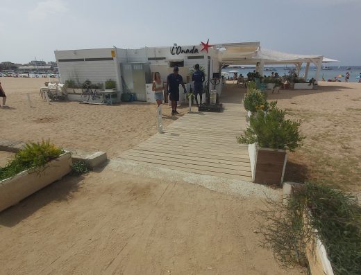 Imagen de acceso al chiringuito a través de itinerario por encaminamiento de tarima.