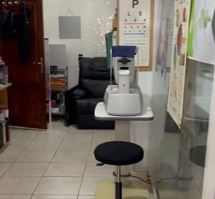 Imagen del interior de la óptica, sala donde se realizan las distintas pruebas ópticas.
